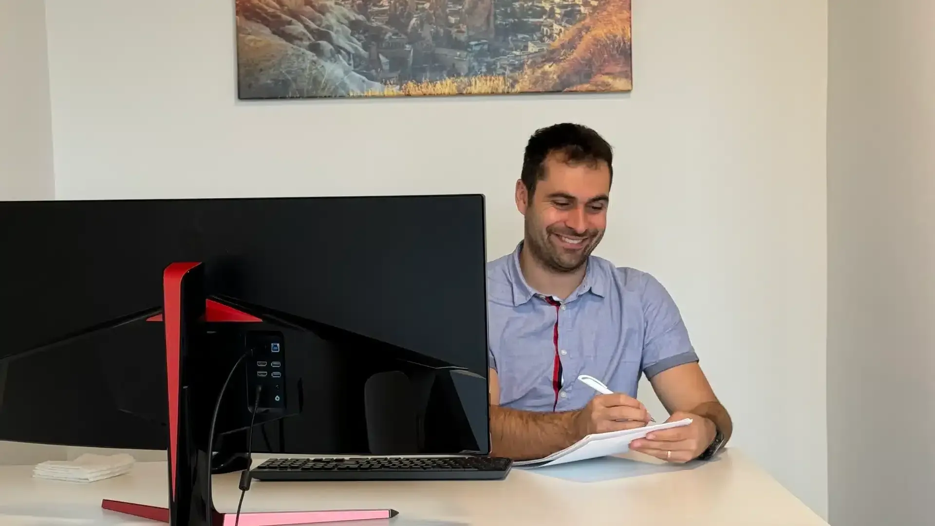 Sandro Gantenbein am Arbeitsplatz in der Praxis