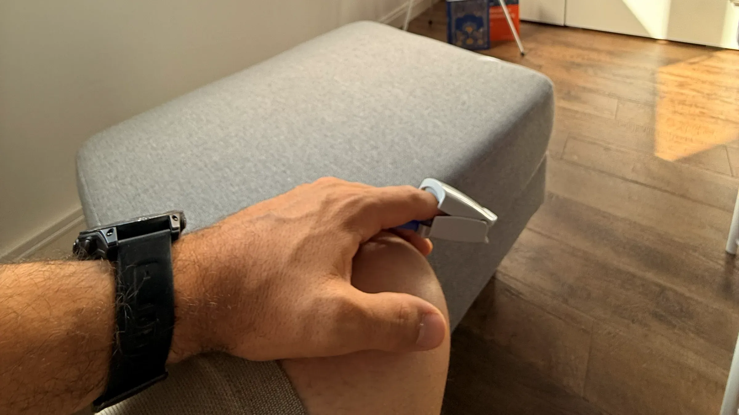 Hand mit einem Fingersensor für Biofeedback-Messungen im Praxisraum