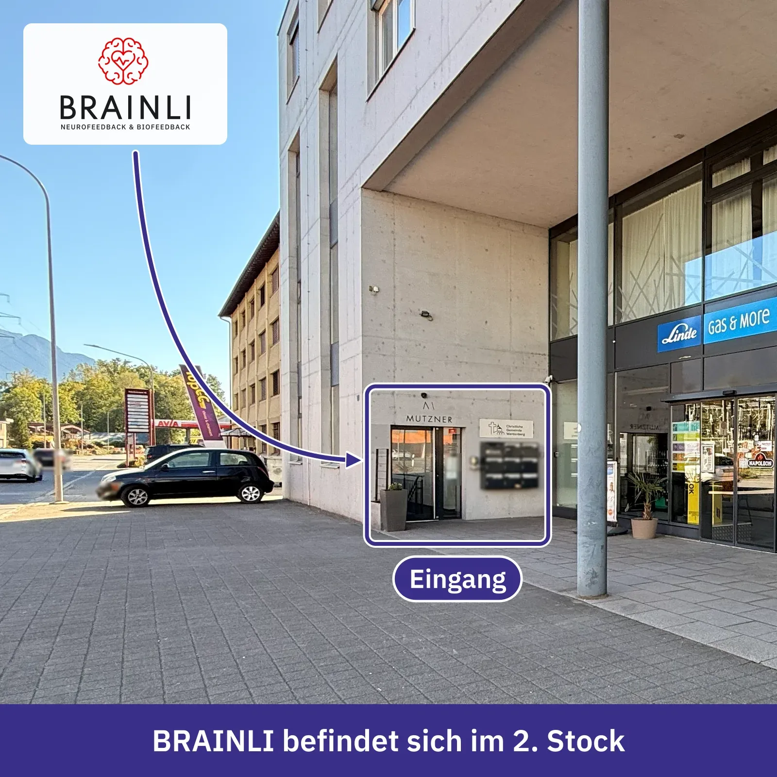 Eingang des Gebäudes an der Langäulistrasse 17 in Buchs SG, eingerahmt und mit «Eingang» beschriftet; daneben das BRAINLI-Logo, unten der Hinweis «BRAINLI befindet sich im 2. Stock»
