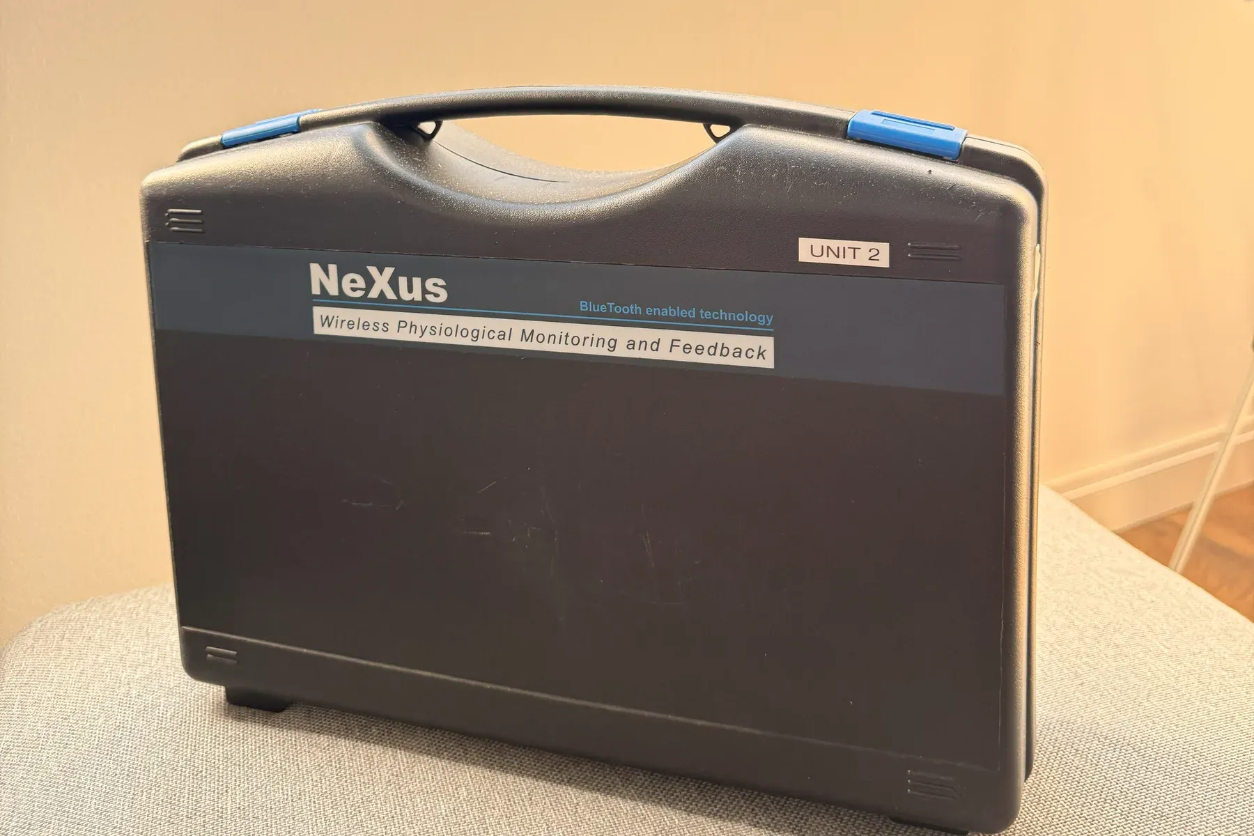 Koffer des Messsystems NeXus mit der Aufschrift «Wireless Physiological Monitoring and Feedback»